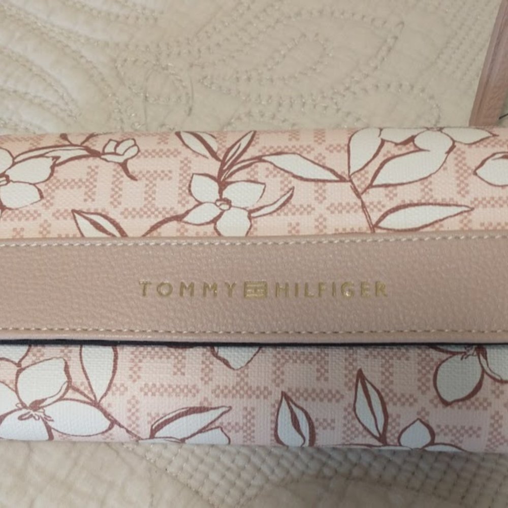 NWT Tommy Hilfiger Floral Wallet